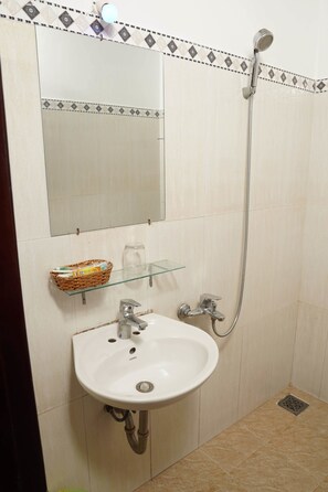 Shower, free toiletries, hair dryer, slippers - Gina Hotel (Da Nang)