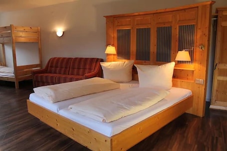 Allergikerbettwaren, Bügeleisen/Bügelbrett, kostenloses WLAN, Bettwäsche. Action Forest Hotel