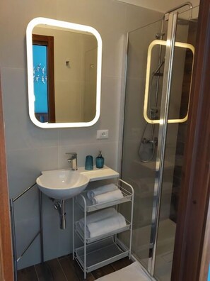 Doppelzimmer, Meerblick | Badezimmer | Dusche, kostenlose Toilettenartikel, Bidet, Handtücher