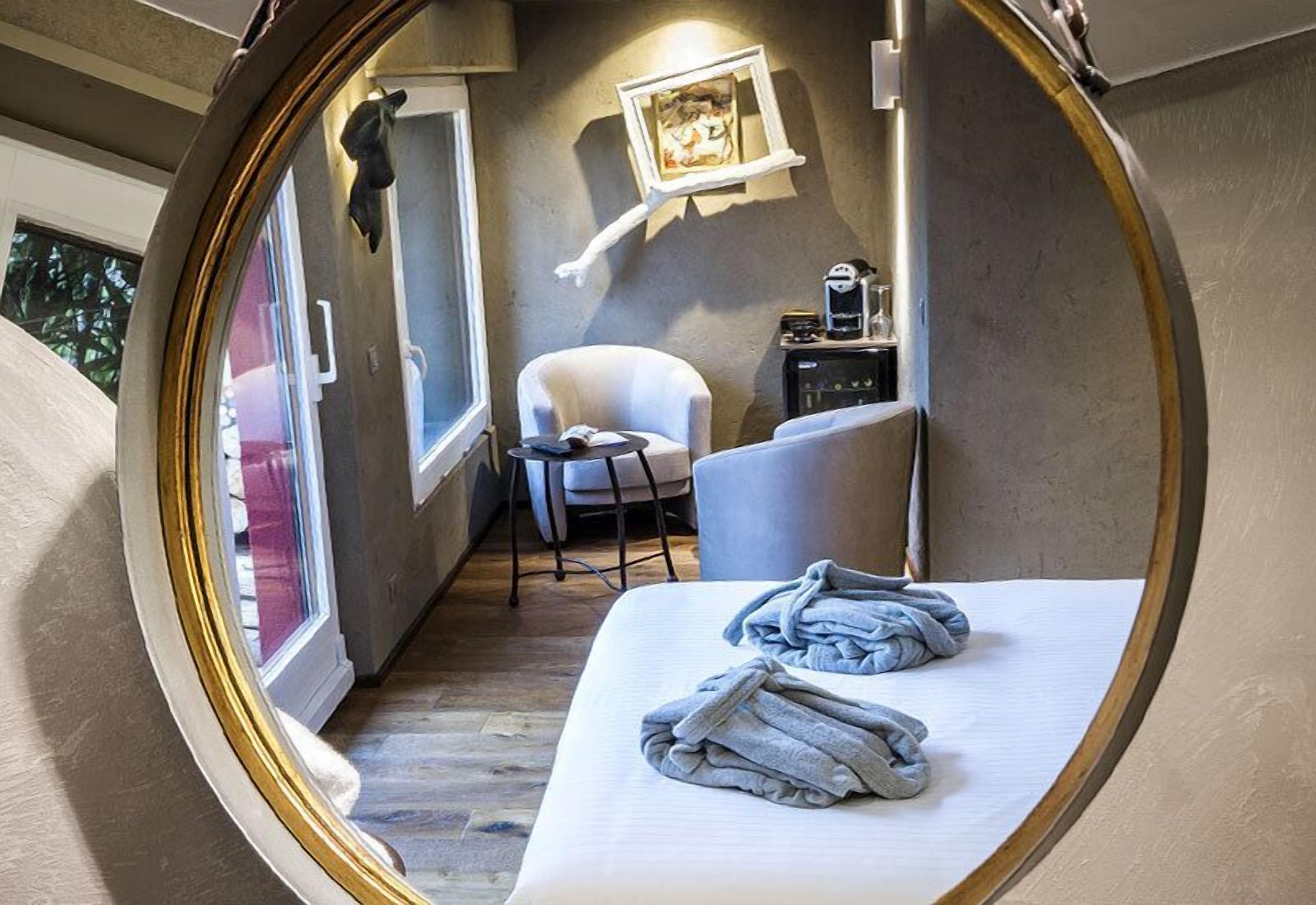 romantic double room, 1 king bed, non smoking | minibar, individually decorated, individually furnished