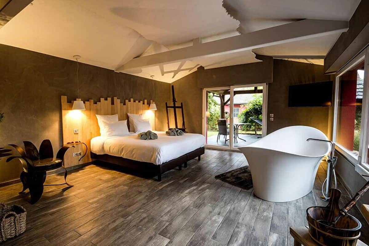 Suíte, 1 cama King, para não fumantes, vista para o jardim | Frigobar, cortinas blackout, ferros/tábuas de passar roupa