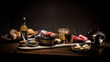 Daily cooked-to-order breakfast (EUR 17 per person)
