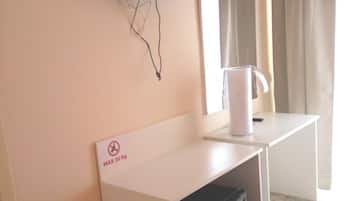 1 habitación, escritorio y espacio para trabajar con laptop