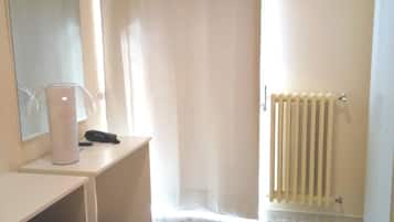 1 habitación, escritorio y espacio para trabajar con laptop