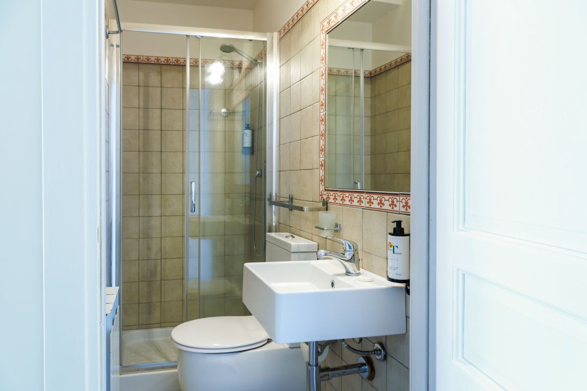 Standard Double Room | Bathroom | Shower, rainfall showerhead, free toiletries, hair dryer