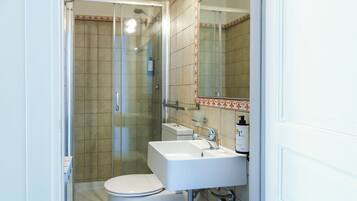 Standard Double Room | Bathroom | Shower, rainfall showerhead, free toiletries, hair dryer