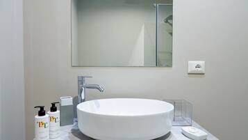 Driepersoonskamer, privébadkamer | Badkamer | Een douche, een regendouche, gratis toiletartikelen, een haardroger