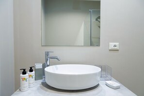 Camera tripla, bagno privato | Bagno | Doccia, soffione a pioggia, set di cortesia gratuito, asciugacapelli