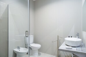Camera tripla, bagno privato | Bagno | Doccia, soffione a pioggia, set di cortesia gratuito, asciugacapelli