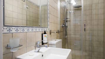 1 bedroom, blackout drapes, free cribs/infant beds, free WiFi