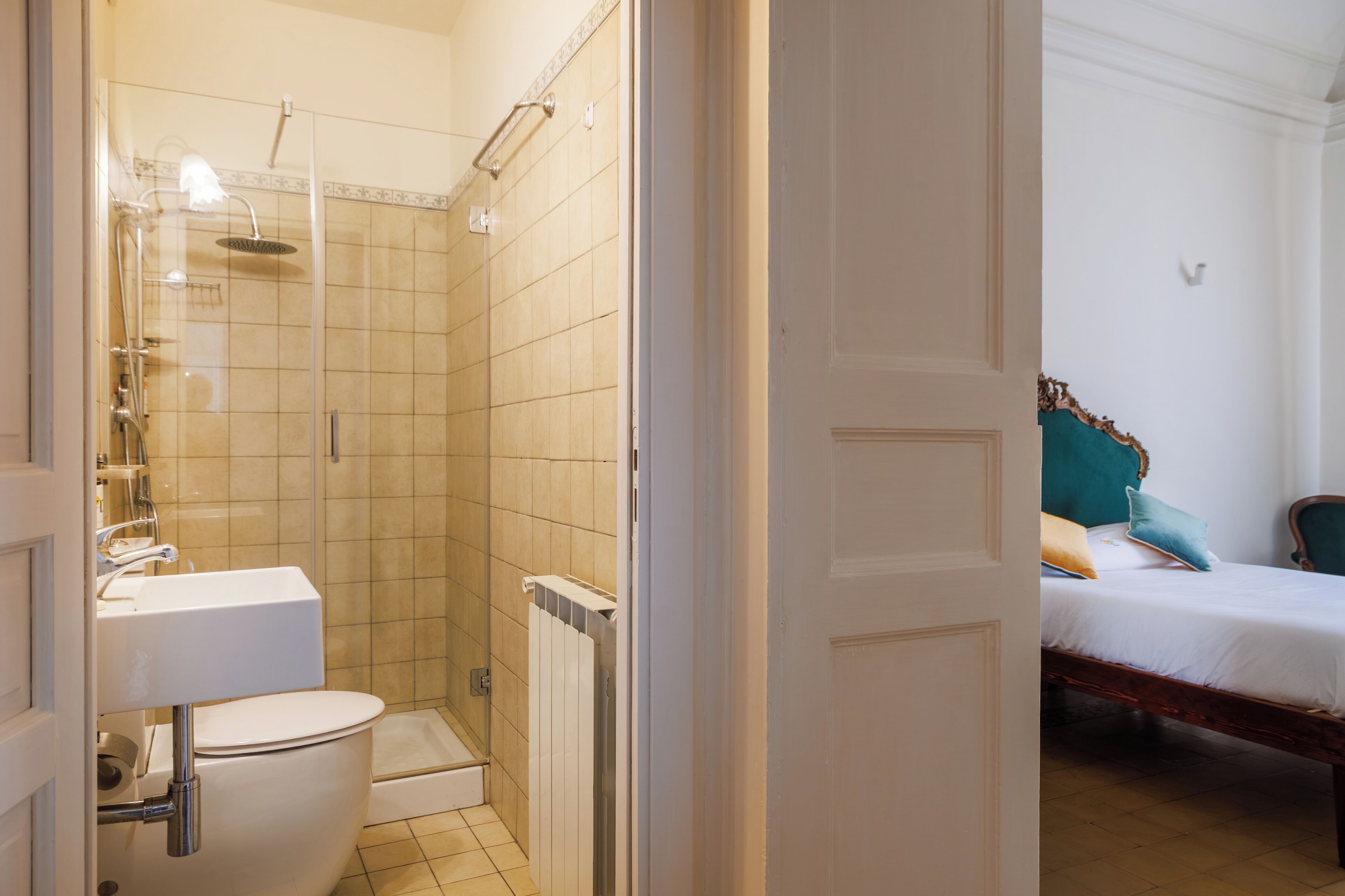 Triple Room | Bathroom | Shower, rainfall showerhead, free toiletries, hair dryer