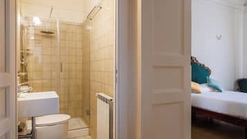 Triple Room | Bathroom | Shower, rainfall showerhead, free toiletries, hair dryer
