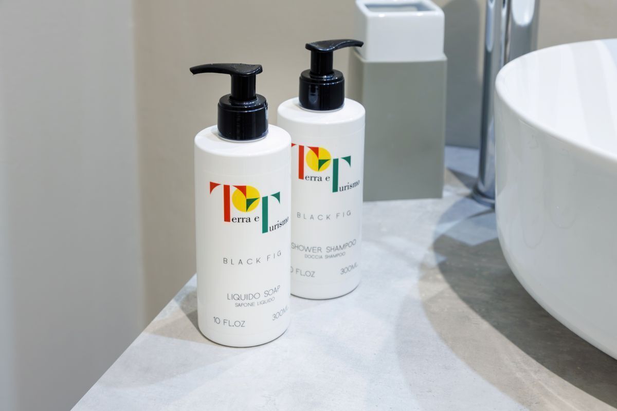 Camera tripla, bagno condiviso | Bagno | Doccia, soffione a pioggia, set di cortesia gratuito, asciugacapelli