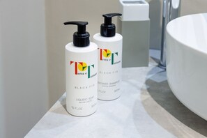 Triple Room, Shared Bathroom | Bathroom | Shower, rainfall showerhead, free toiletries, hair dryer - Francalanza City Rooms (Catania)