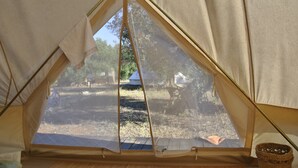 A tent with a view of a forested area and a picnic table outside. - Accampamento Rurale Macaria (Alliste)