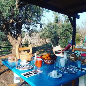 Sudah termasuk sarapan masakan setempat setiap hari