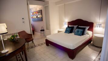 Comfort Triple Room | Individually decorated, individually furnished, desk, iron/ironing board