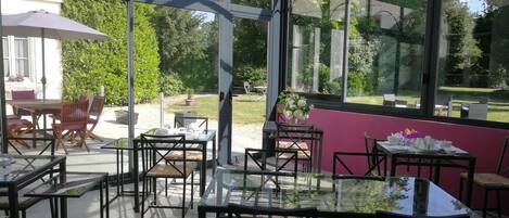 Sudah termasuk sarapan lengkap setiap hari