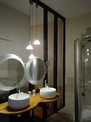 Suite junior, vista al parque | Lavabo en el baño