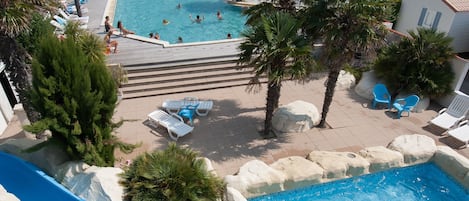 Innenpool, Außenpool (je nach Saison geöffnet), Sonnenschirme