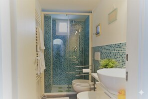 Apartment, 1 Bedroom, Terrace | Bathroom | Shower, rainfall showerhead, bidet, towels - Appartamento Manola (Sanremo)
