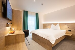 Comfort Double Room | In-room safe, desk, blackout curtains, soundproofing - Hotel Vaduzerhof by b_smart (Vaduz)