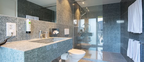 Suite junior | Regadera en el baño