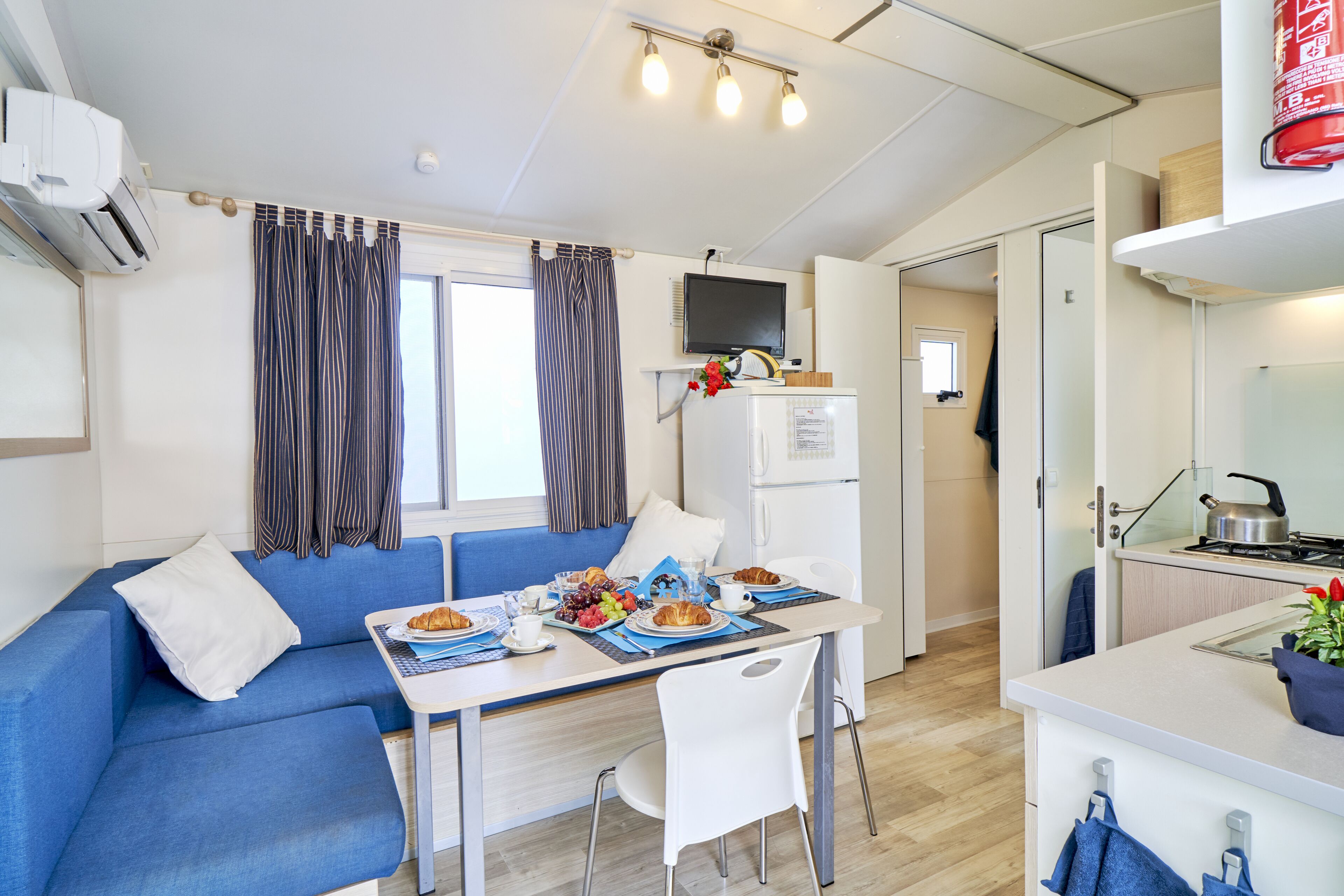 Mobile Home Supérieur (Bora Bora) | Cuisine privée | Réfrigérateur, micro-ondes (sur demande), plaque de cuisson