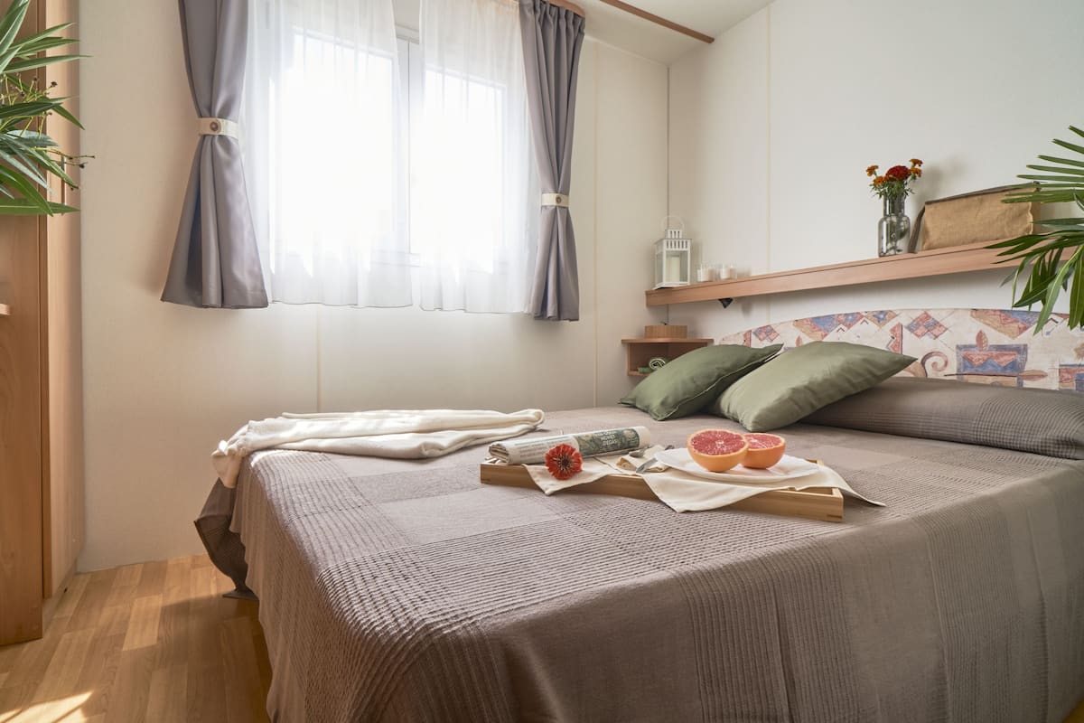 Comfort stacaravan (Maui) | 2 slaapkamers, verduisterende gordijnen, een strijkplank/strijkijzer