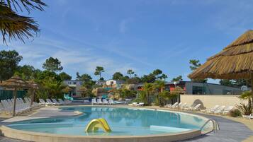 Een binnenzwembad, 2 buitenzwembaden en parasols bij het zwembad