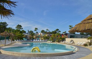 Indoor pool, 2 outdoor pools, open 10:00 AM to 6:00 PM, pool umbrellas - Camping Le Tropicana (Saint-Jean-de-Monts)