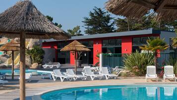 Een binnenzwembad, 2 buitenzwembaden en parasols bij het zwembad