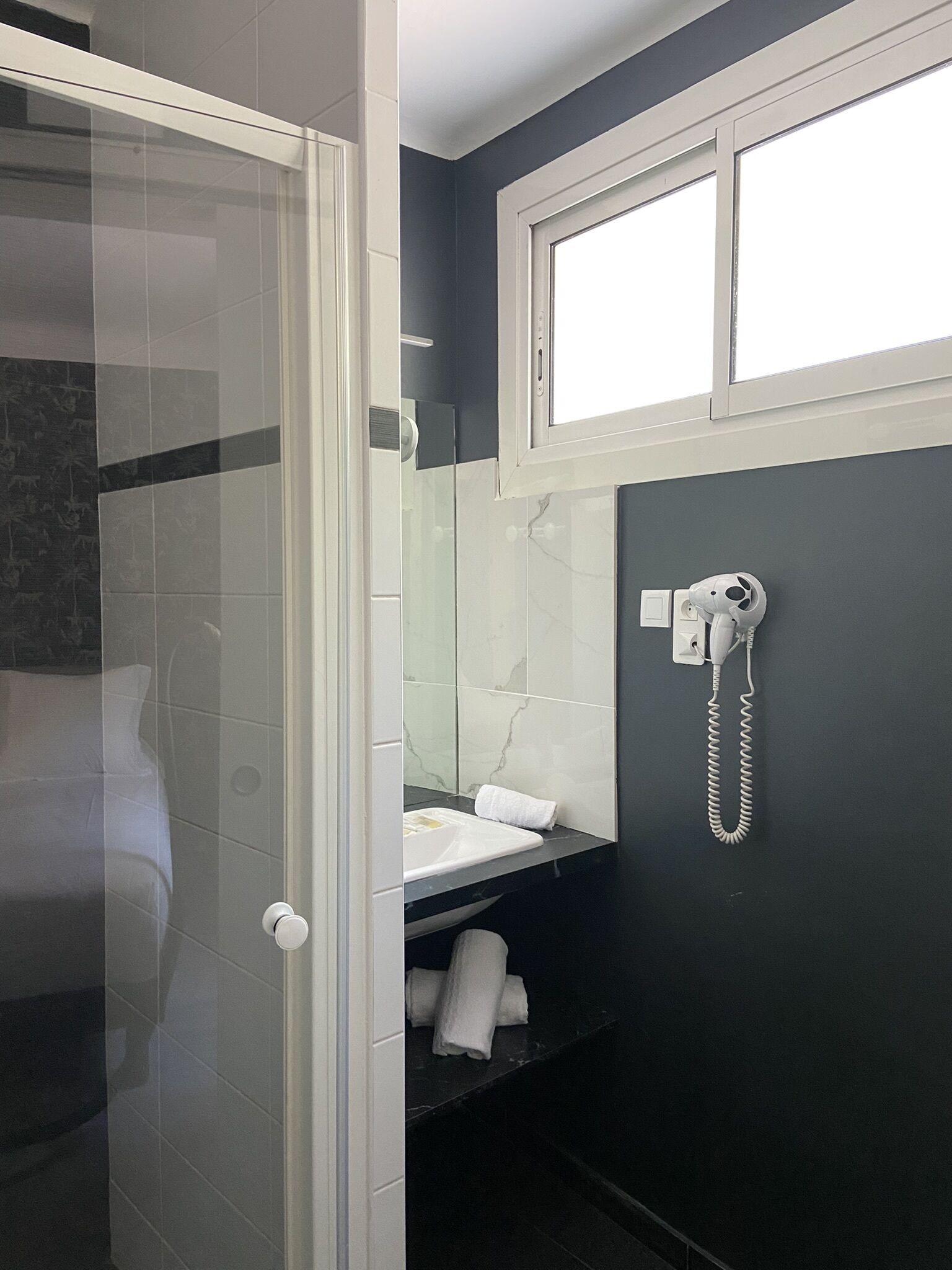 Standard Double Room | Bathroom | Free toiletries, hair dryer, towels