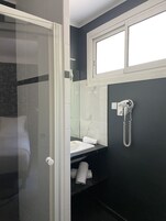 Chambre Double Standard | Salle de bain | Articles de toilette gratuits, sèche-cheveux, serviettes fournies