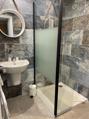 غرفة مريحة | حمام | مستلزمات مجانية للعناية الشخصية، مجففات شعر، مناشف