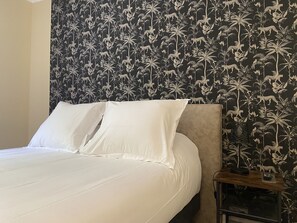 Standard Double Room | Individually decorated, individually furnished, desk, blackout drapes - Hotel Regina (Sète)