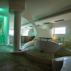 Sauna, hot tub, steam room, Turkish bath/hammam, body treatments