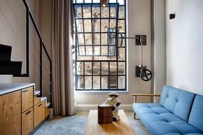 Loft de diseñador (F1) | Ropa de cama de alta calidad, camas con efecto memoria y minibar 