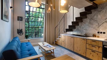 Loft de diseñador (E1) | Ropa de cama de alta calidad, camas con efecto memoria y minibar
