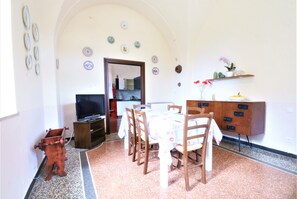 Apartment, 3 Schlafzimmer, Meerblick | Wohnzimmer | Flachbildfernseher