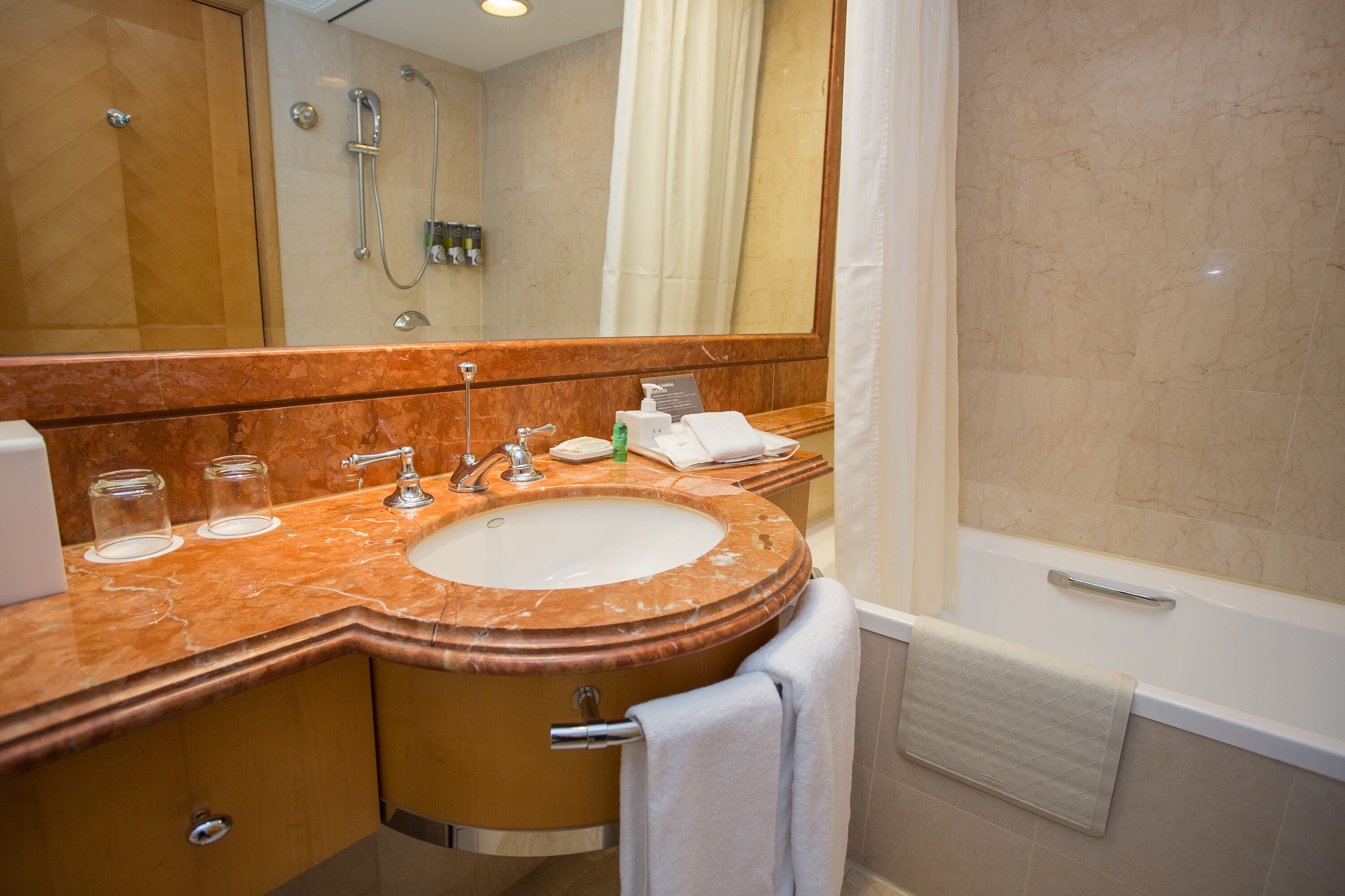 comfort suite | bathroom | combined shower/bathtub, deep-soaking bathtub, rainfall showerhead