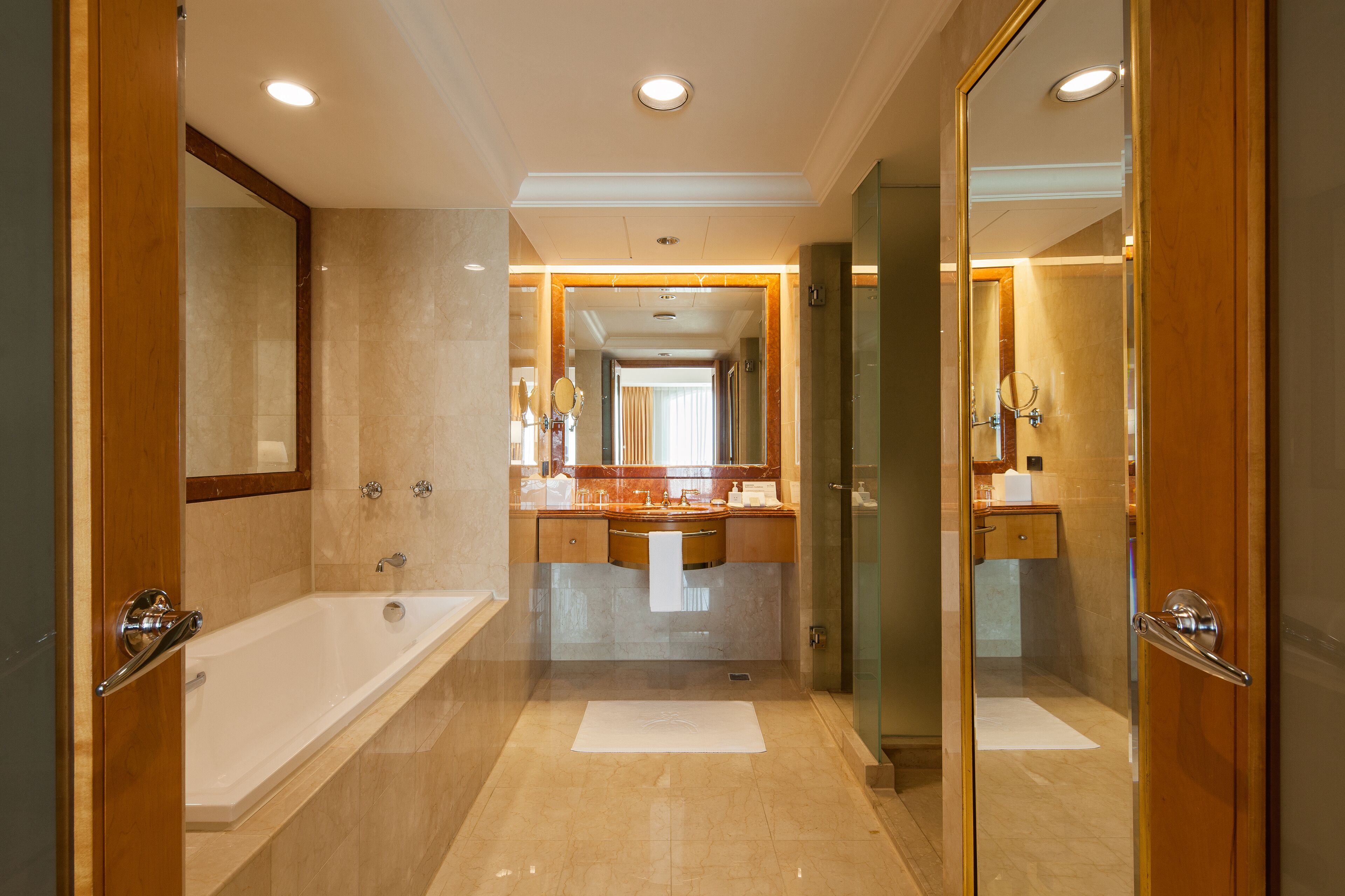 comfort suite | bathroom | combined shower/bathtub, deep-soaking bathtub, rainfall showerhead