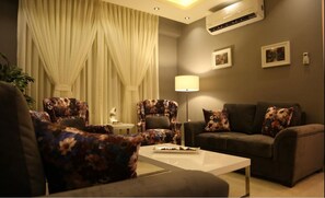 Luxury Apartment, 3 Bedrooms, Non Smoking, Fountain Pool View (AB) | 起居区 | 智能电视