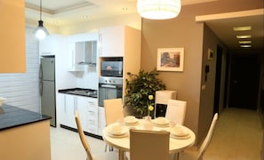 Luxury Apartment, 3 Bedrooms, Non Smoking, Fountain Pool View (AB) | Servicio de comidas en la habitación