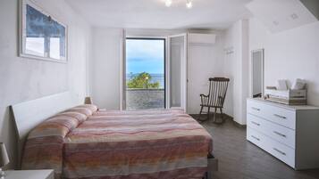 Apartemen, 1 kamar tidur, pemandangan laut | 1 kamar tidur, setrika/meja setrika, dan tempat tidur bayi gratis