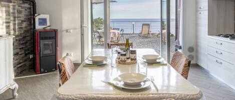 Appartement, 1 chambre, vue sur la mer | Cuisine privée | Réfrigérateur grande capacité avec congélateur, four à micro-ondes