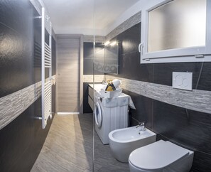 Leilighet, 1 soverom, sjøutsikt | Bad | Dusj, hårføner, bidé og håndklær