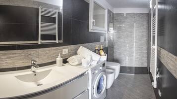 Departamento, 1 habitación, vista al mar | Baño | Regadera, secadora de cabello, bidet, toallas