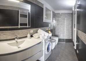 Apartment, 1 Schlafzimmer, Meerblick | Badezimmer | Dusche, Haartrockner, Bidet, Handtücher
