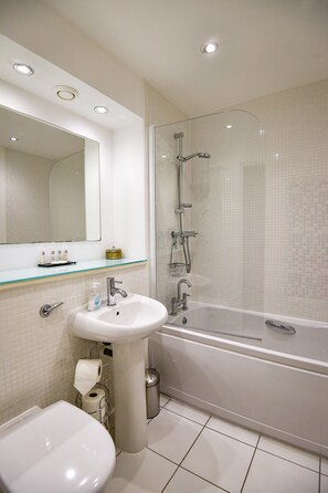 Departamento, 2 habitaciones | Baño | Amenidades de baño gratuitas, secadora de cabello, toallas 